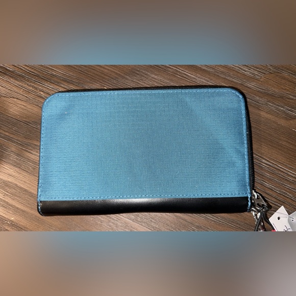 Disney Parks Mickey Mouse ''All-Time Classic'' Wrist Wallet NWT 🫶🏼❤️🫶🏼 SALE 🤗 - Picture 6 of 10